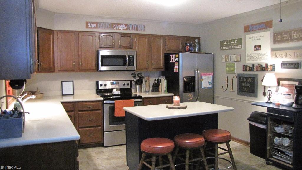 3963 Lewiston Road Summerfield, NC 27358 - Photo 6 of 22 Kitchen with island and bar seating
