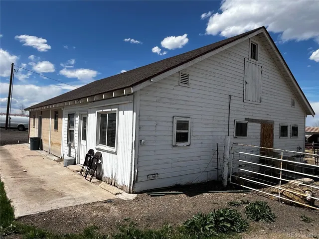 a view of back yard of the house