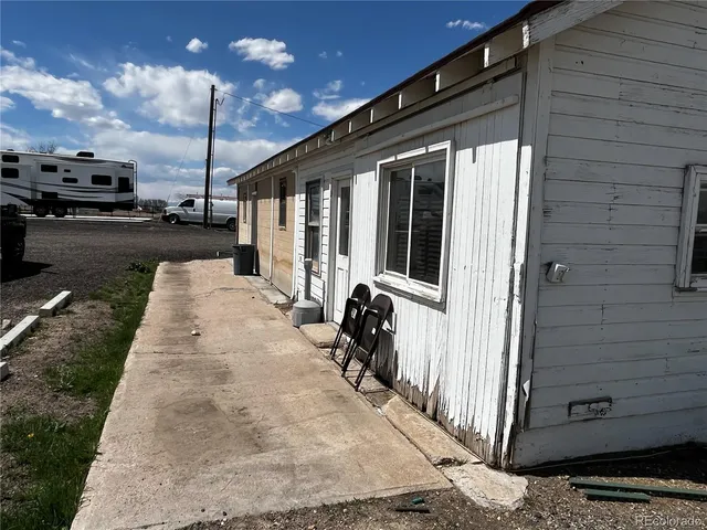 a view of a house with backyard
