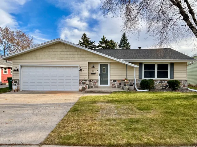 $399,000 | 811 Meadowbrook Drive, West Bend, WI 53090