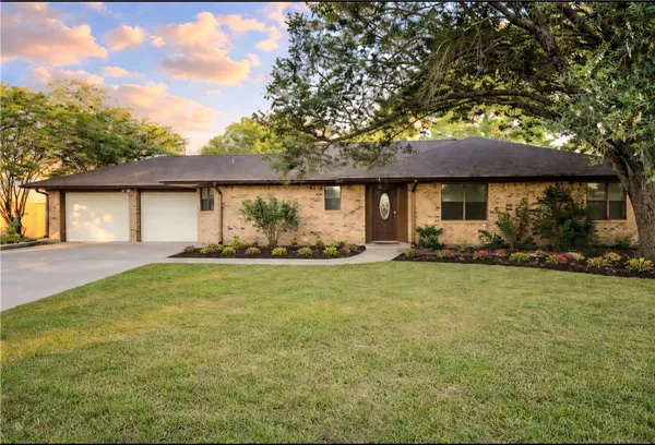 $299,900 | 827 North Gray Street, Caldwell, TX 77836