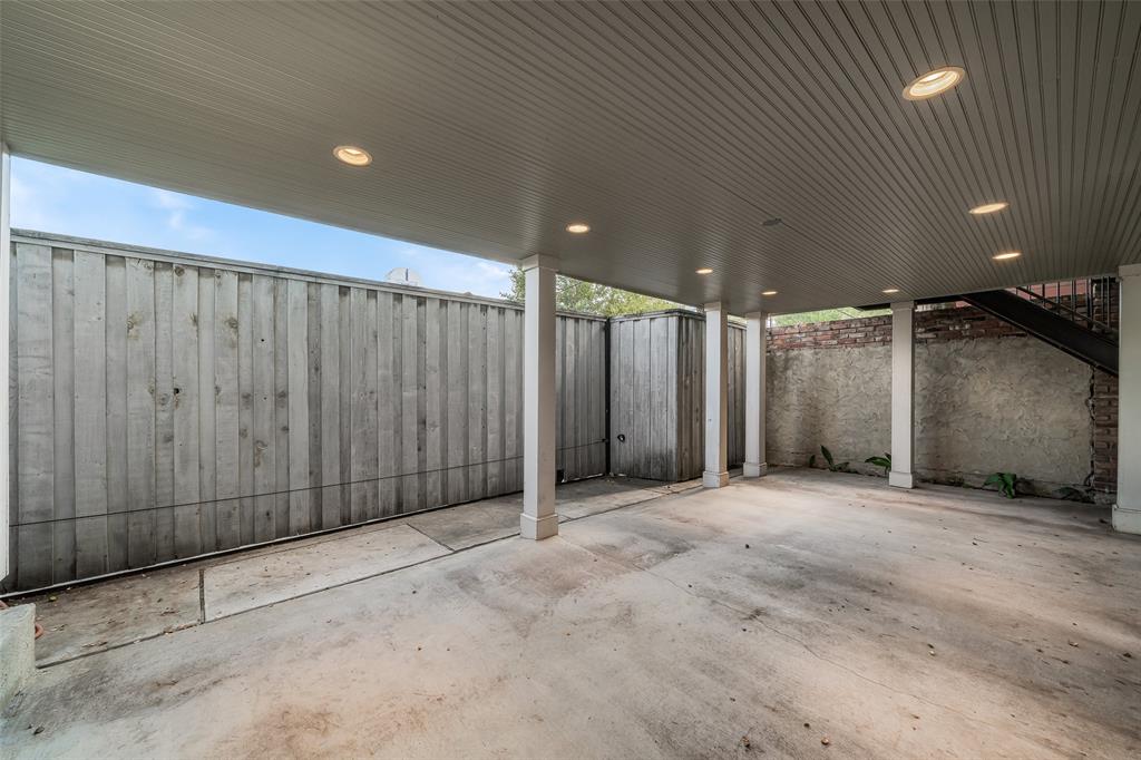 2315 Routh Street Dallas, TX 75201 - Photo 35 of 38 an empty room with a garage