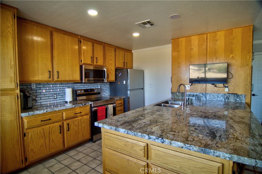 51063 Joshua Tree Road Landers, CA 92285 - Photo 21 of 38 More kitchen shots
