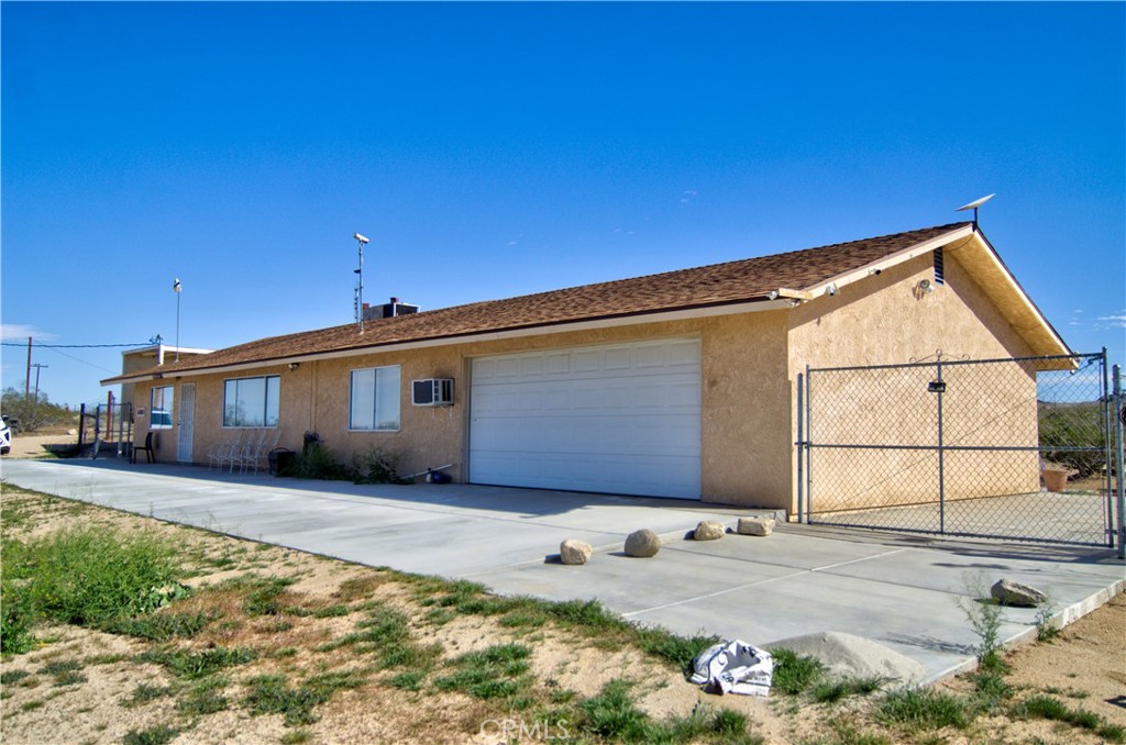 51063 Joshua Tree Road Landers, CA 92285 - Photo 7 of 38 Garage is attached