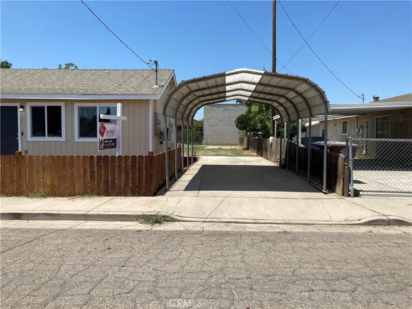 a view of house with car parked