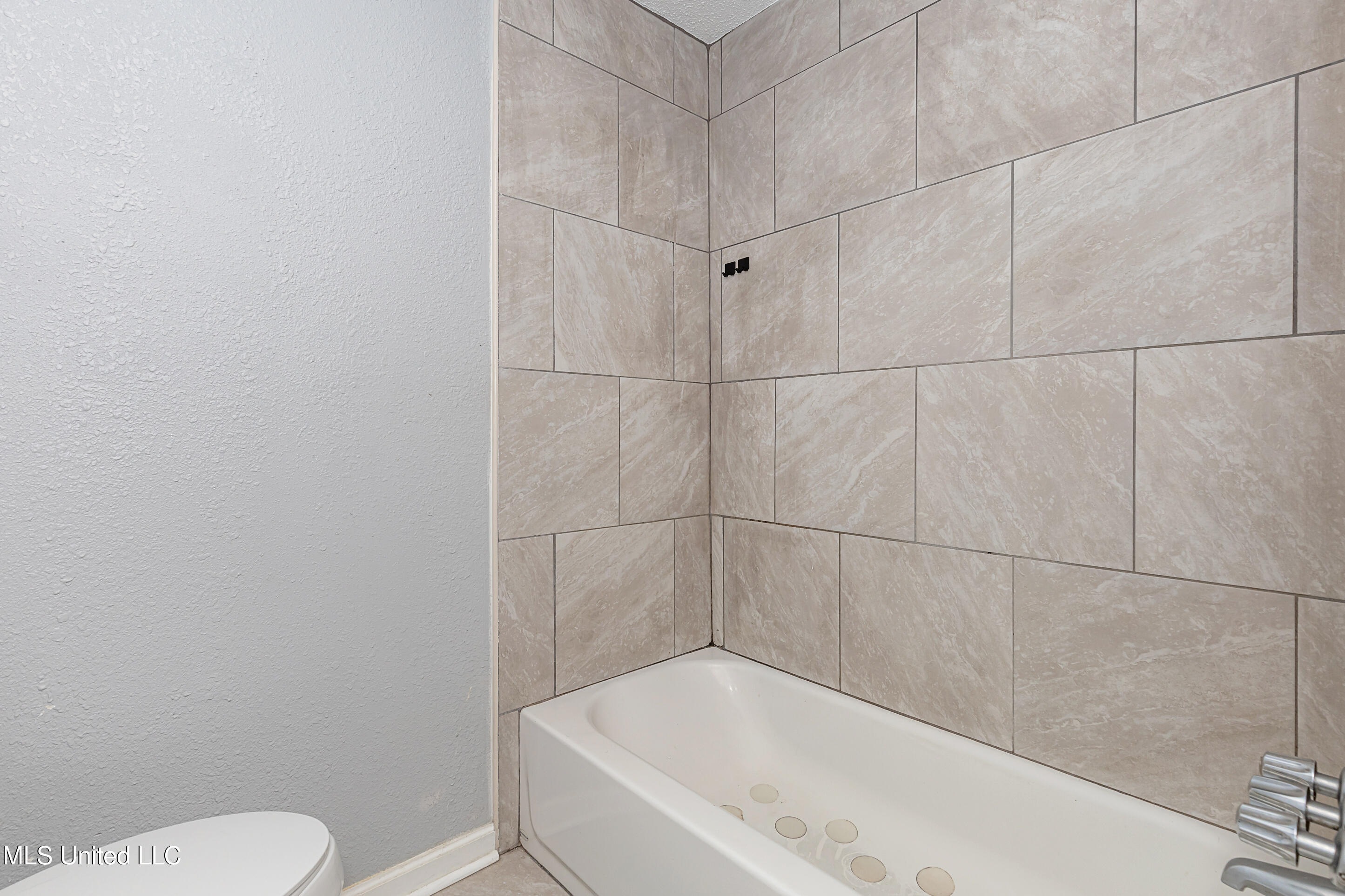 3419 Hospital Road, Unit 15 Pascagoula, MS 39567 - Photo 29 of 32 IMG_5896