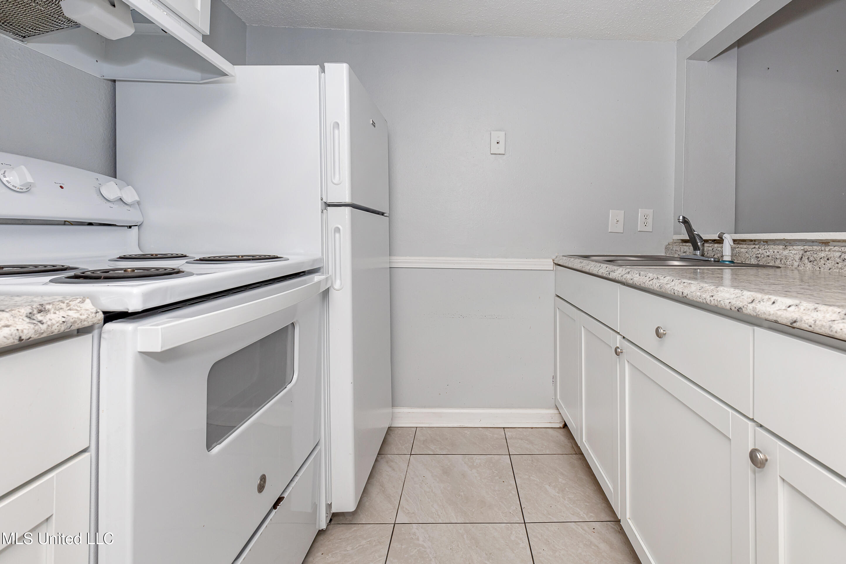 3419 Hospital Road, Unit 15 Pascagoula, MS 39567 - Photo 3 of 32 IMG_5876