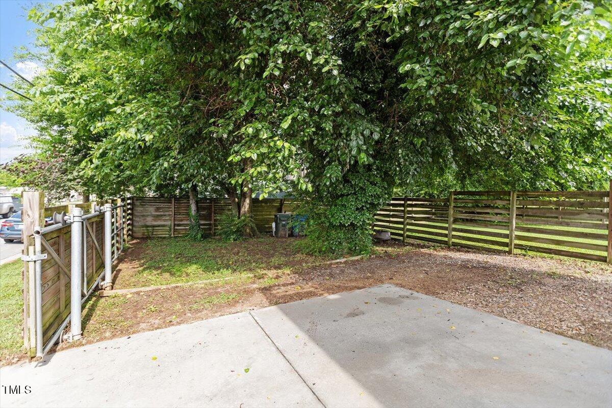 1314 South East Street Raleigh, NC 27601 - Photo 6 of 39 a backyard of a house with lots of green space