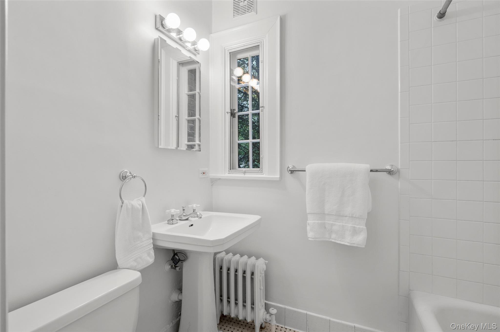 260 Overlook Road New Rochelle, NY 10804 - Photo 18 of 48 Full main floor bathroom