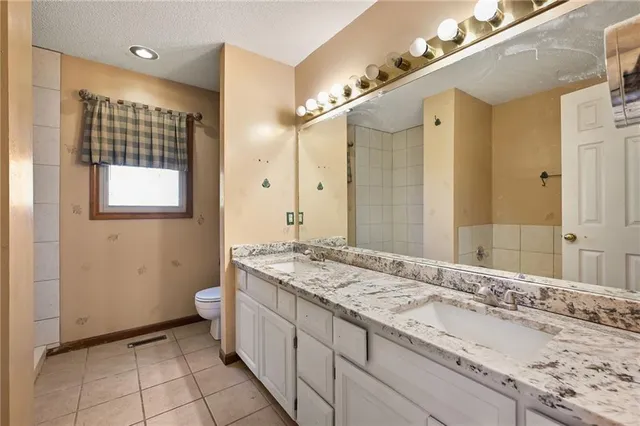 $349,000 | 2201 Southwest 14 Street, Blue Springs, MO 64015