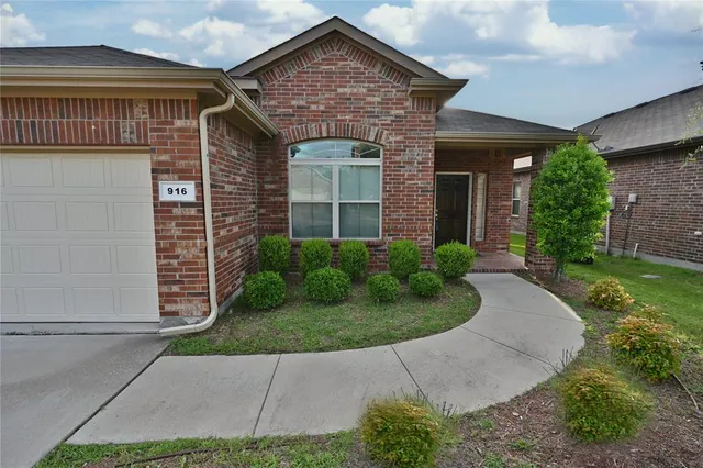 $2,175 | 916 Iona Drive, Fort Worth, TX 76120