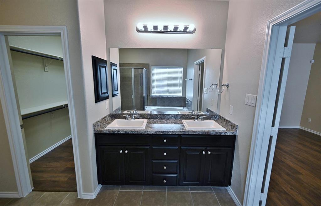 916 Iona Drive Fort Worth, TX 76120 - Photo 21 of 40 Primary Bathroom