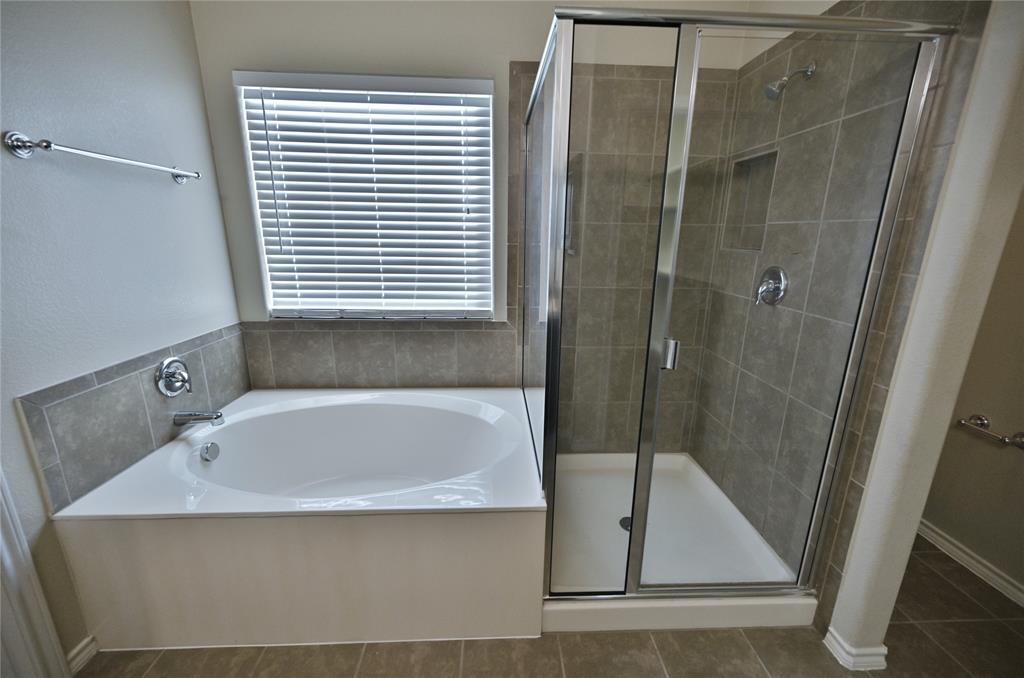 916 Iona Drive Fort Worth, TX 76120 - Photo 23 of 40 Primary Bathroom