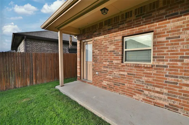 $2,175 | 916 Iona Drive, Fort Worth, TX 76120