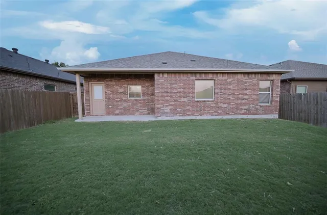 $2,175 | 916 Iona Drive, Fort Worth, TX 76120