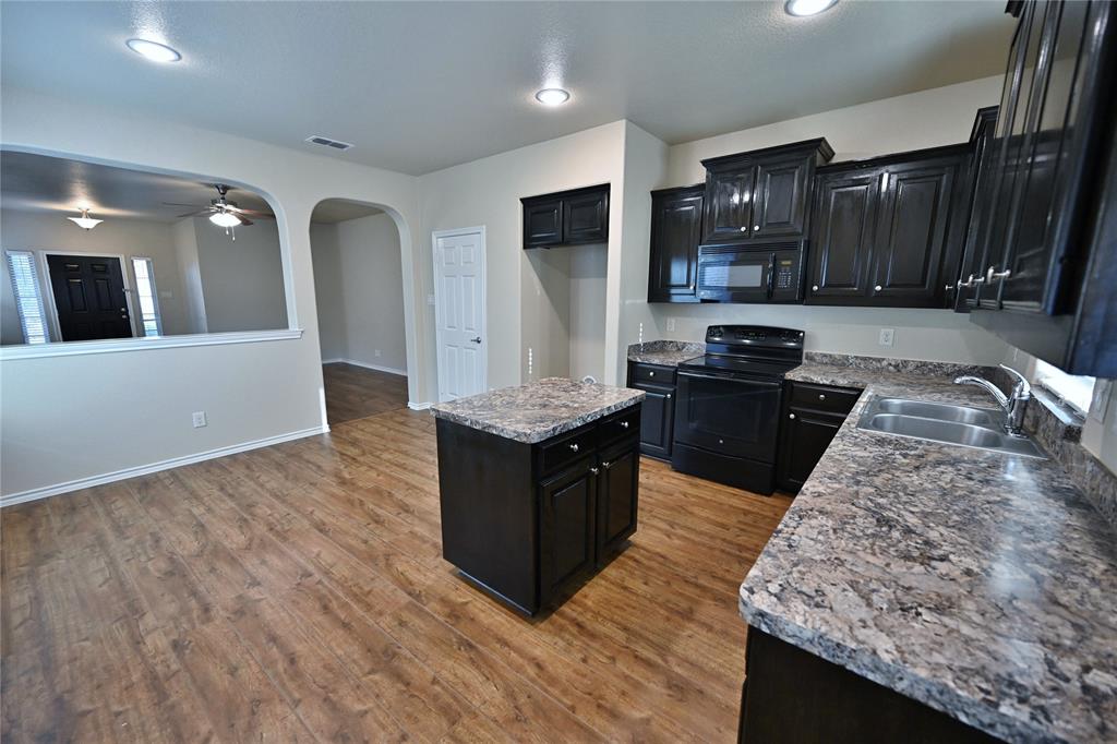 916 Iona Drive Fort Worth, TX 76120 - Photo 4 of 40