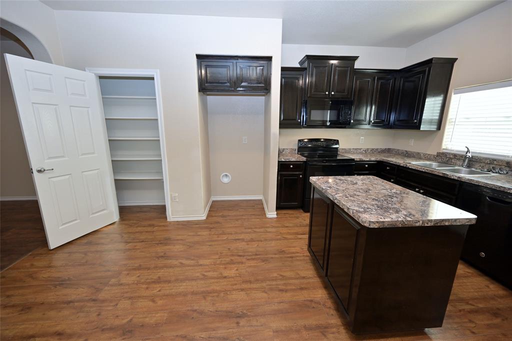 916 Iona Drive Fort Worth, TX 76120 - Photo 7 of 40