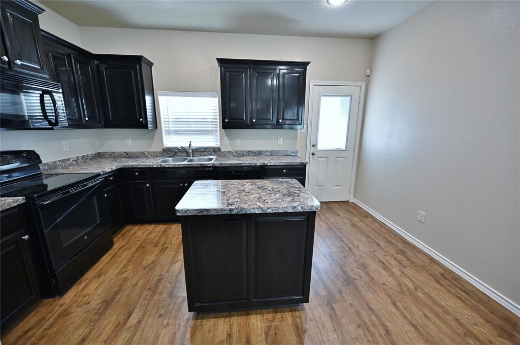 916 Iona Drive Fort Worth, TX 76120 - Photo 9 of 40