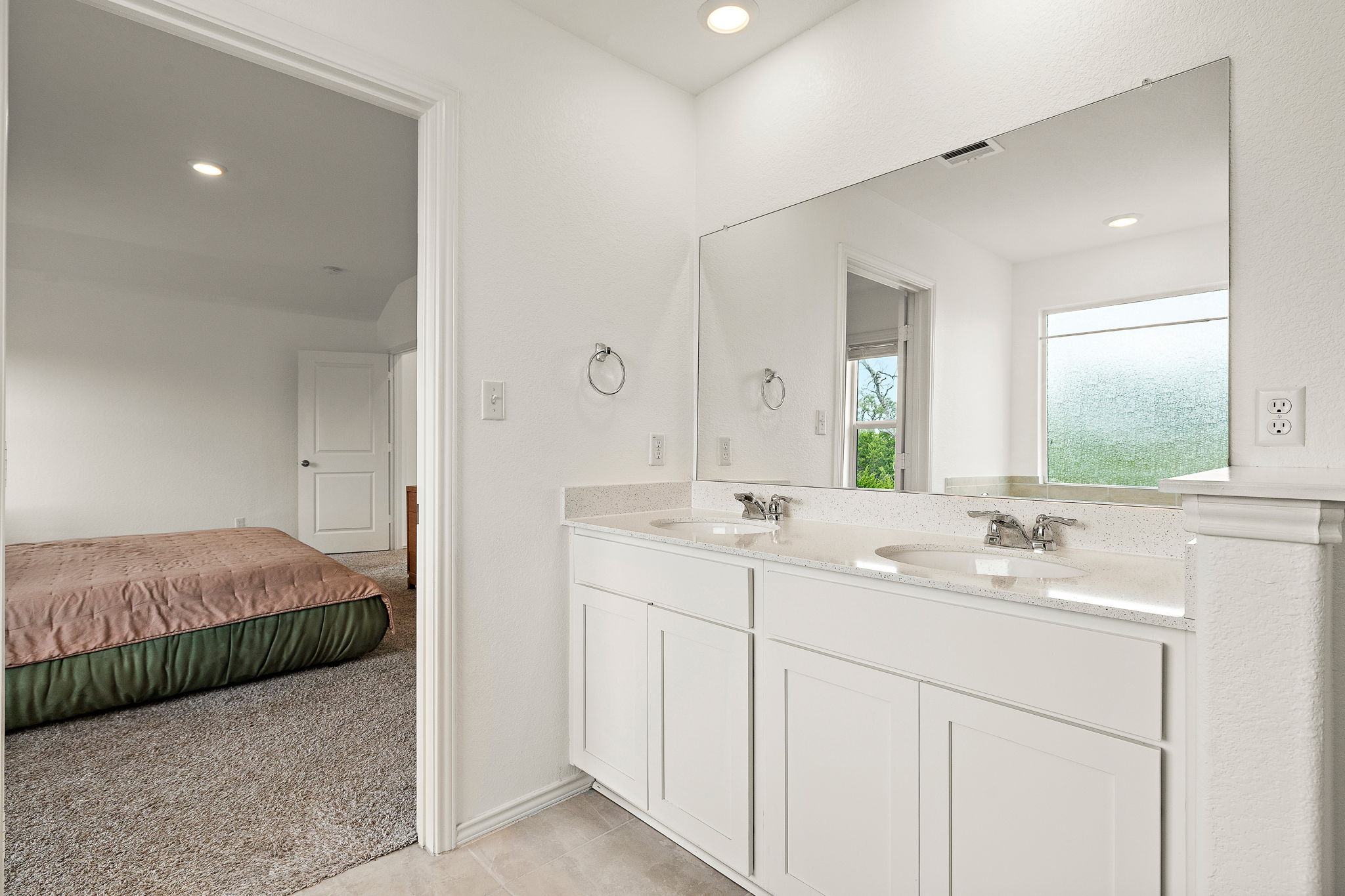 920 Legends Lane Georgetown, TX 78628 - Photo 21 of 31 Primary Bathroom with Dual Vanity