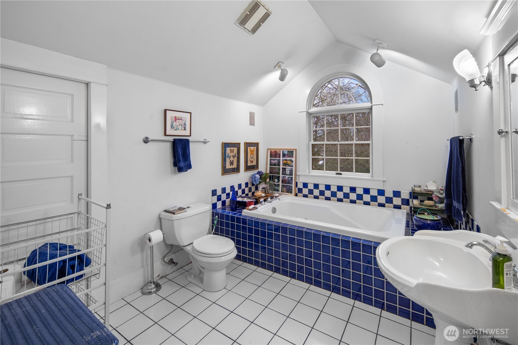 4616 Meridian Avenue North Seattle, WA 98103 - Photo 29 of 37