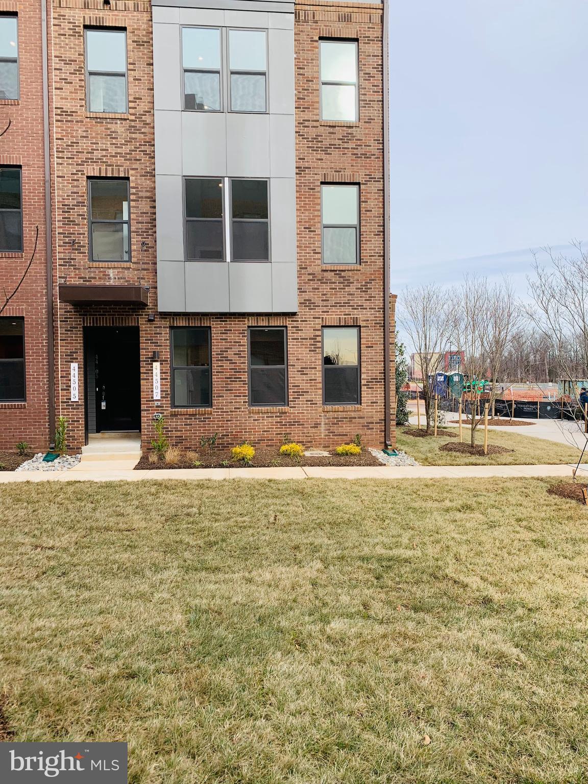 44507 Wolfhound Square Ashburn, VA 20147 - Photo 2 of 51 New End Condo of 1585 Sq Ft w/Box Bay Elevation