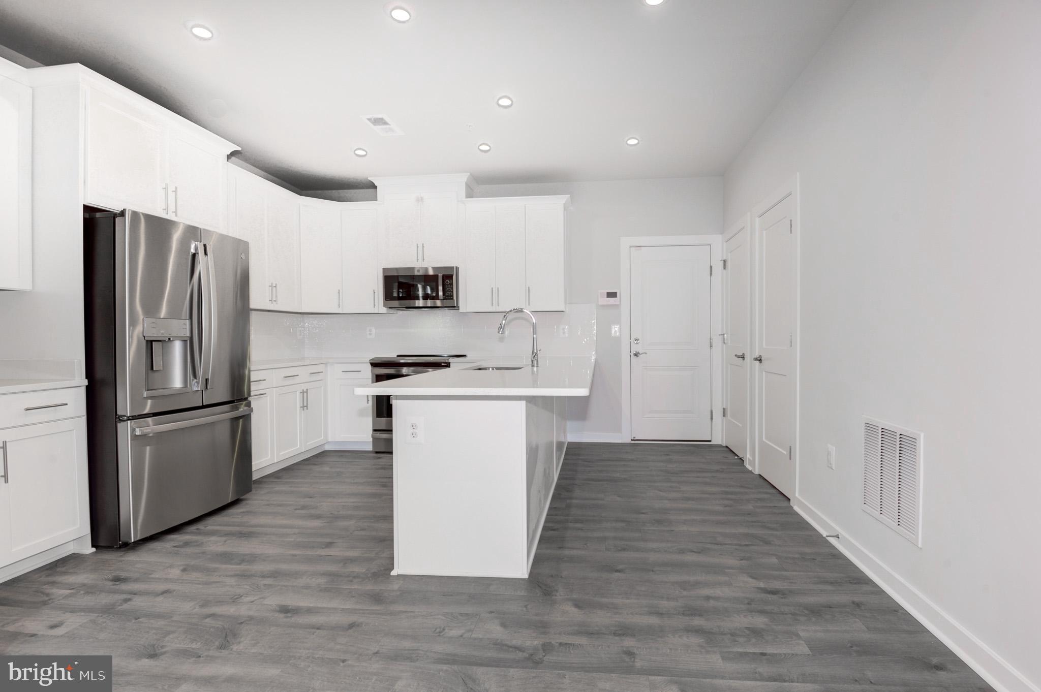 44507 Wolfhound Square Ashburn, VA 20147 - Photo 7 of 51 White crisp Kitchen w/ Peninsula Island