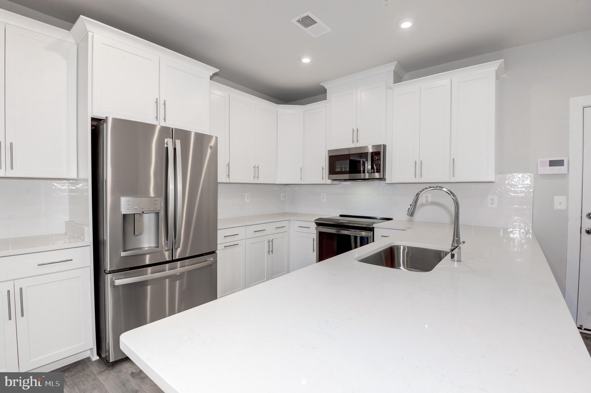 44507 Wolfhound Square Ashburn, VA 20147 - Photo 8 of 51 SS Appliances w/ Quartz Countertops