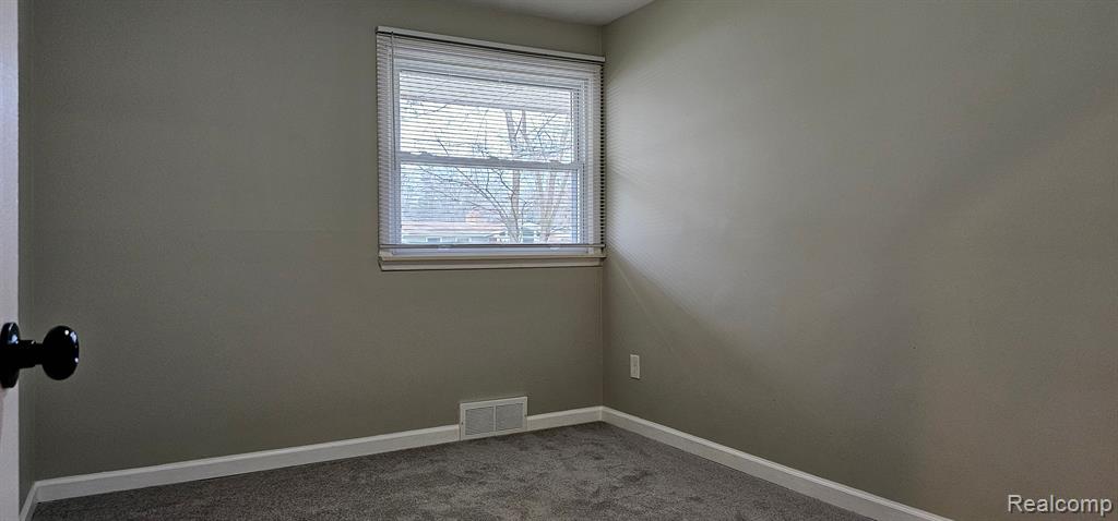 29604 Chelmsford Road Southfield, MI 48076 - Photo 12 of 27