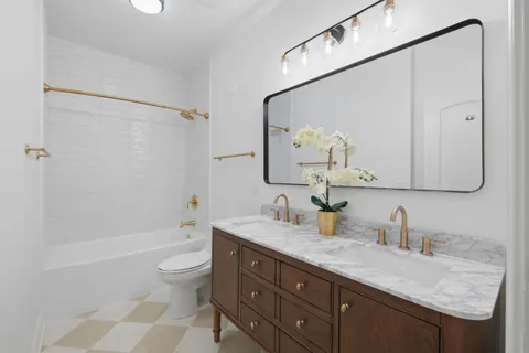 $1,399,000 | 1900 West Oakdale Avenue, Chicago, IL 60657