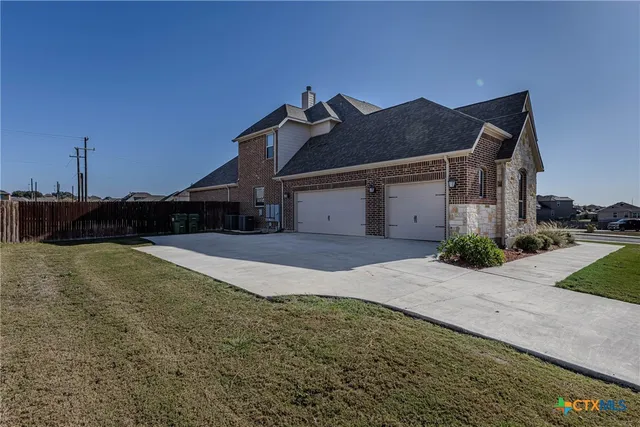 $797,000 | 13015 Hunters Trace, St. Hedwig, TX 78152