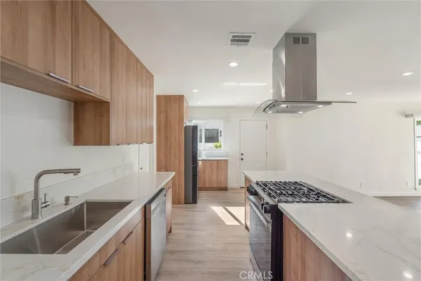 $1,199,999 | 13739 Wyandotte Street, Van Nuys, CA 91405