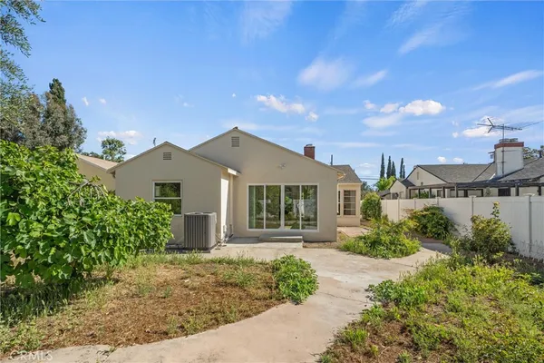 $1,199,999 | 13739 Wyandotte Street, Van Nuys, CA 91405