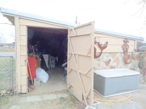 631 Ranck Avenue Mason, TX 76856 - Photo 13 of 17 a living room with a couch
