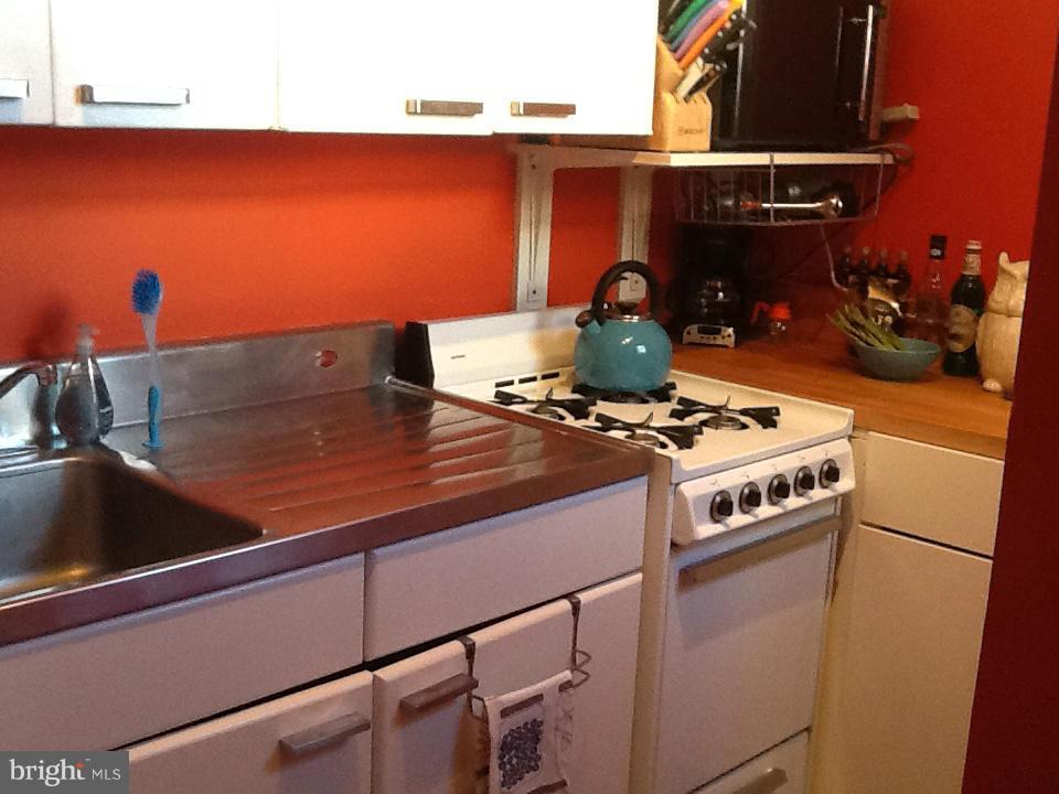 3025 Ontario Road Northwest, Unit 410 Washington, DC 20009 - Photo 9 of 26 Kitchen