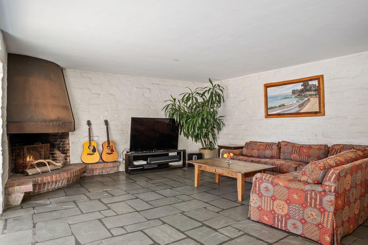 94 Humphrey Road Montecito, CA 93108 - Photo 6 of 25 7_Humphrey94.LivingArea1
