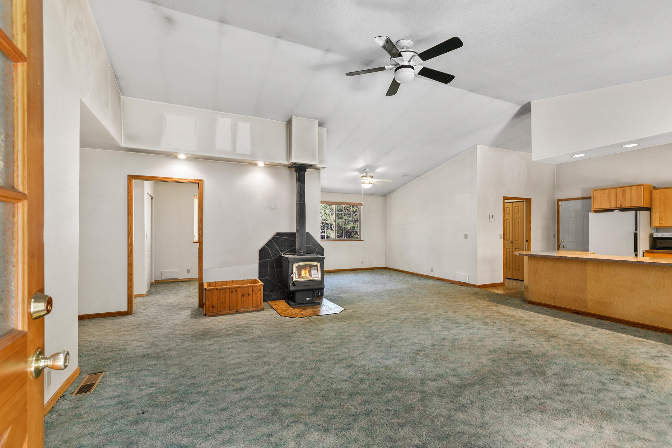 51485 Birch Road La Pine, OR 97739 - Photo 11 of 31 Living Room