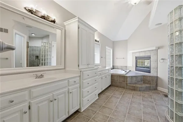 $855,900 | 6119 South National Drive, Parkville, MO 64152