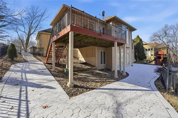 $855,900 | 6119 South National Drive, Parkville, MO 64152