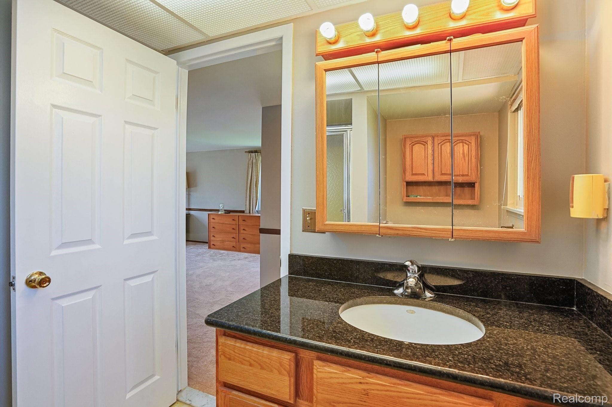 691 Abbey Court Rochester, MI 48307 - Photo 23 of 39 Master Bath