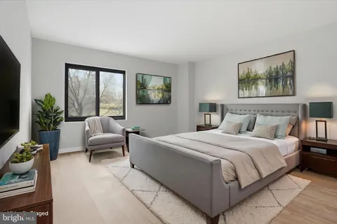 $299,000 | 205 Yoakum Parkway, Unit 216, Alexandria, VA 22304