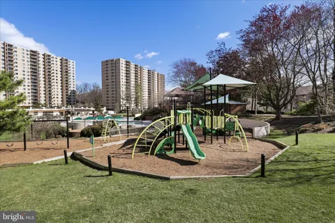 $299,000 | 205 Yoakum Parkway, Unit 216, Alexandria, VA 22304