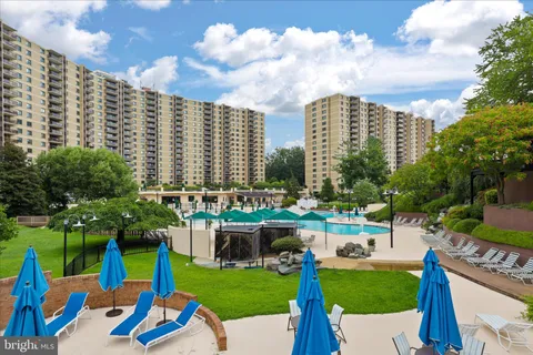 $299,000 | 205 Yoakum Parkway, Unit 216, Alexandria, VA 22304