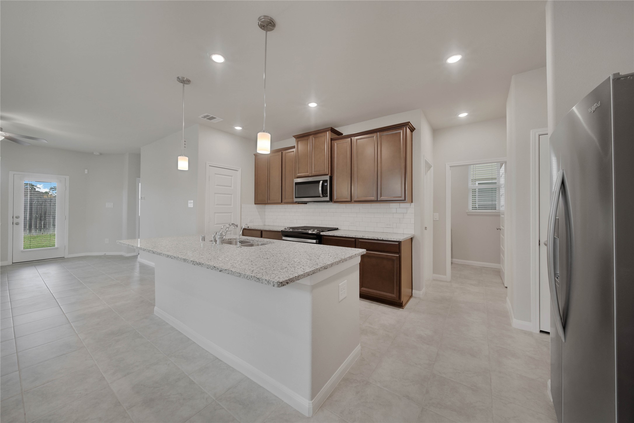 7080 Silverleaf Oak Street Conroe, TX 77304 - Photo 3 of 35 Friends and family will love to gather around this great island. It’s sure to be a favorite central gathering space.