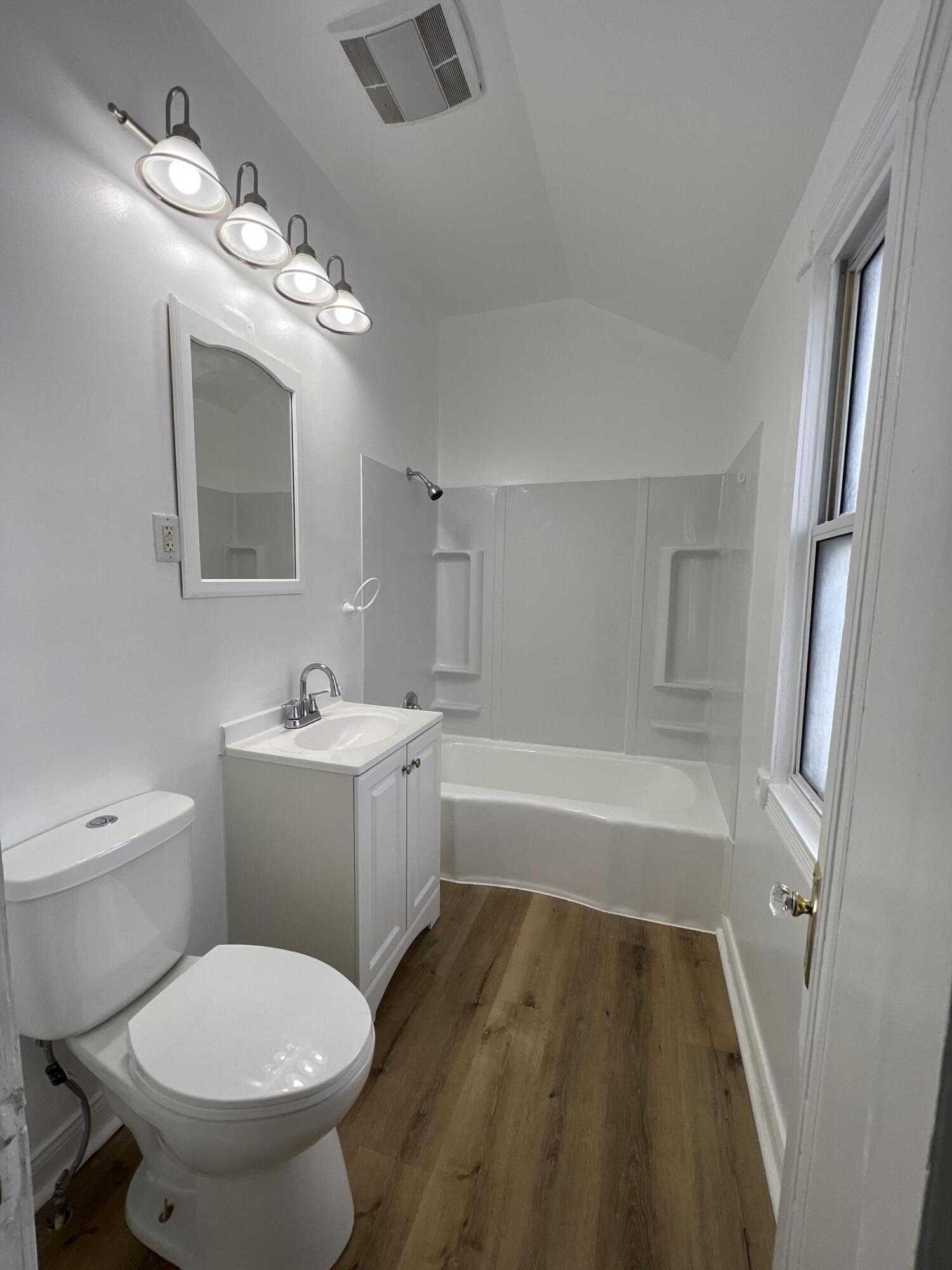 1203 10th Street Racine, WI 53403 - Photo 18 of 23 Full Bath