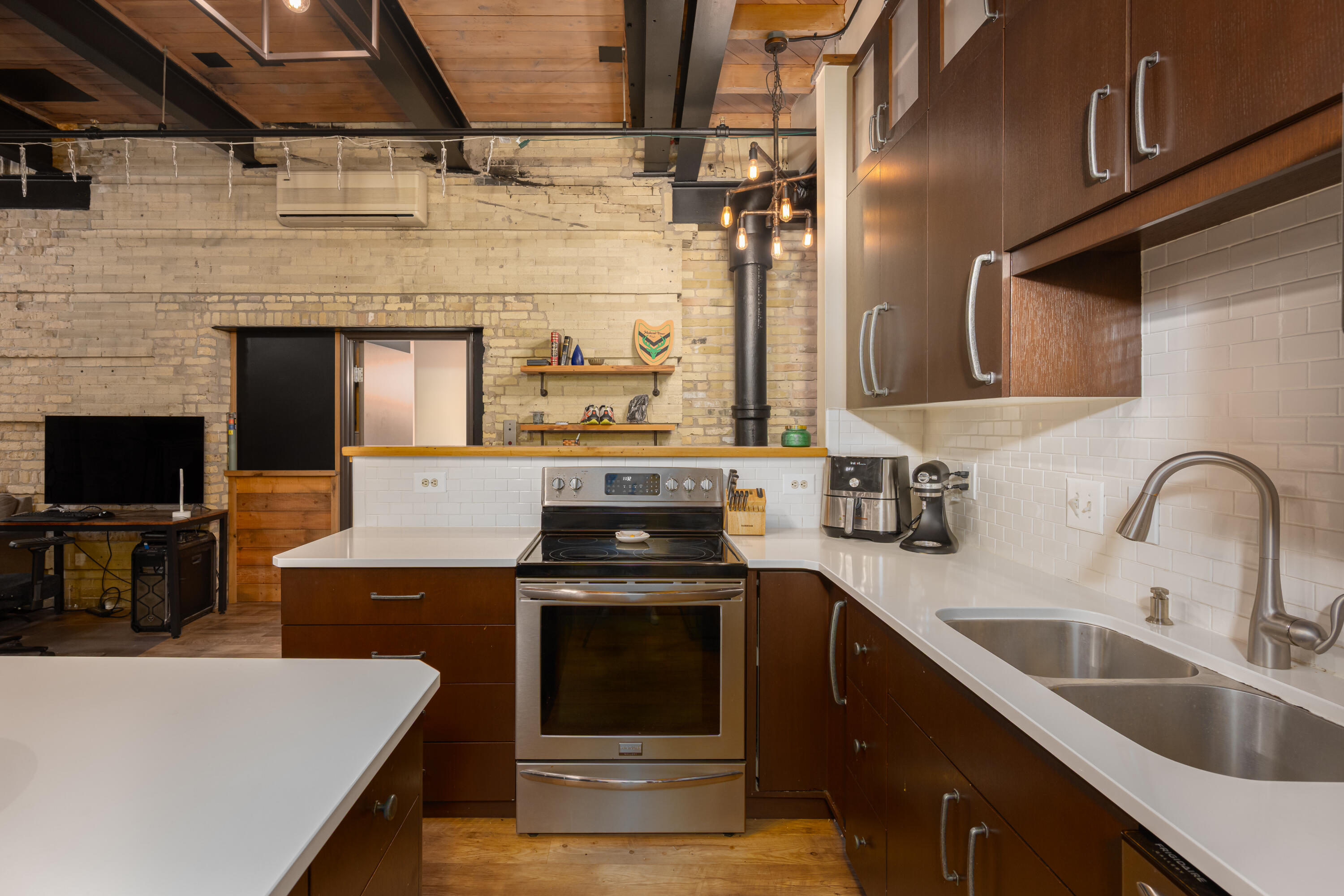 904 East Pearson Street, Unit 103 Milwaukee, WI 53202 - Photo 5 of 27 Pearson-9