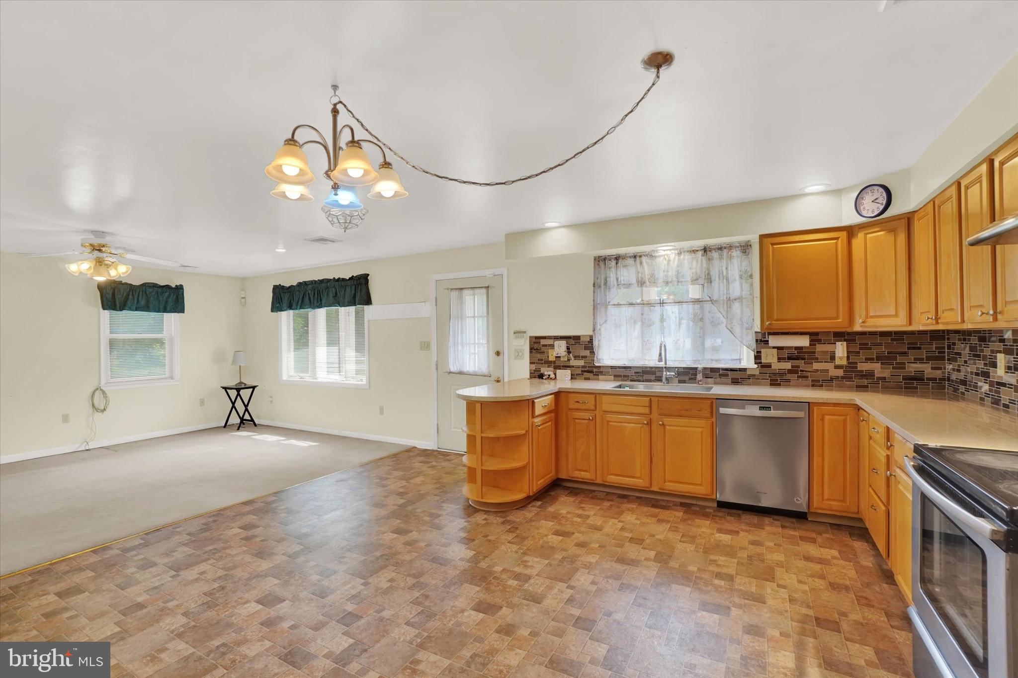 102 Locust Grove Road York, PA 17402 - Photo 10 of 38 Gallery Image 10