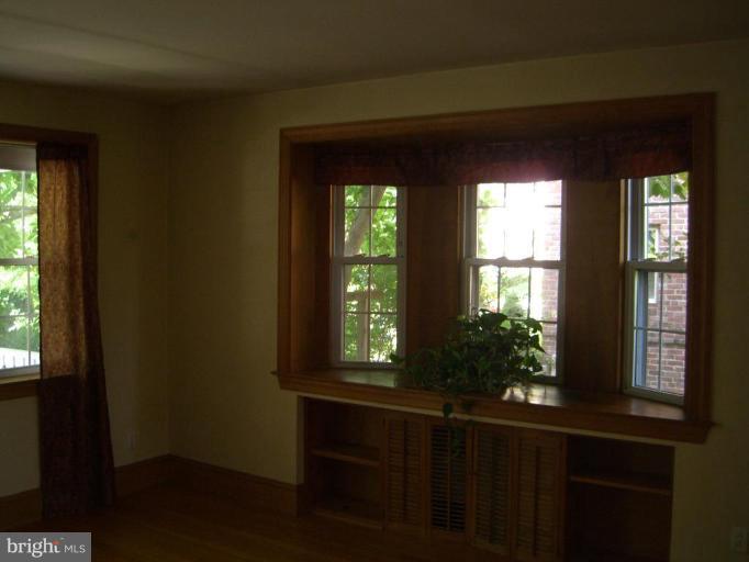242 Ridge Avenue Towson, MD 21286 - Photo 3 of 9 Living Room