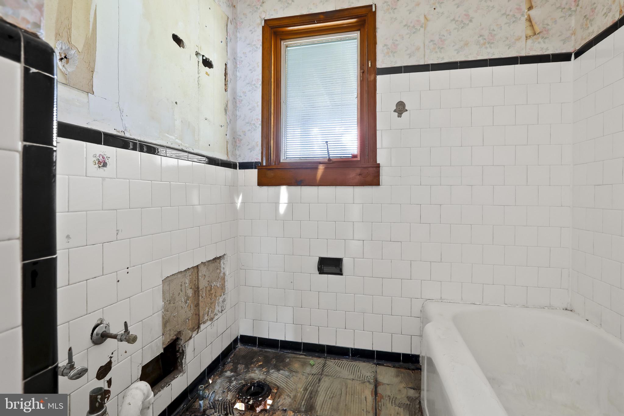 409 Oak Court Baltimore, MD 21228 - Photo 12 of 29 a bathroom with a bathtub and shower