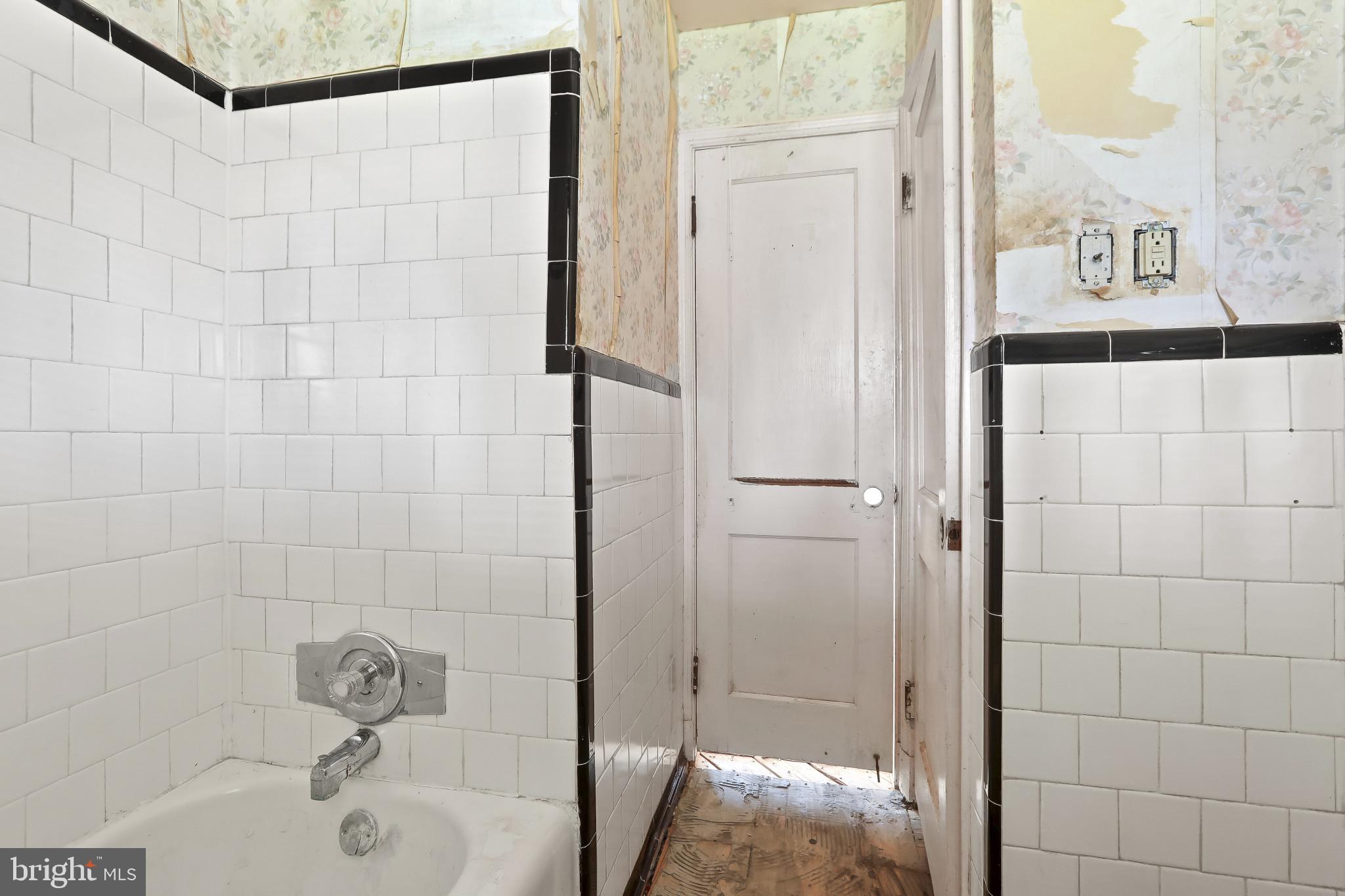 409 Oak Court Baltimore, MD 21228 - Photo 13 of 29 a bathroom with a bathtub and shower