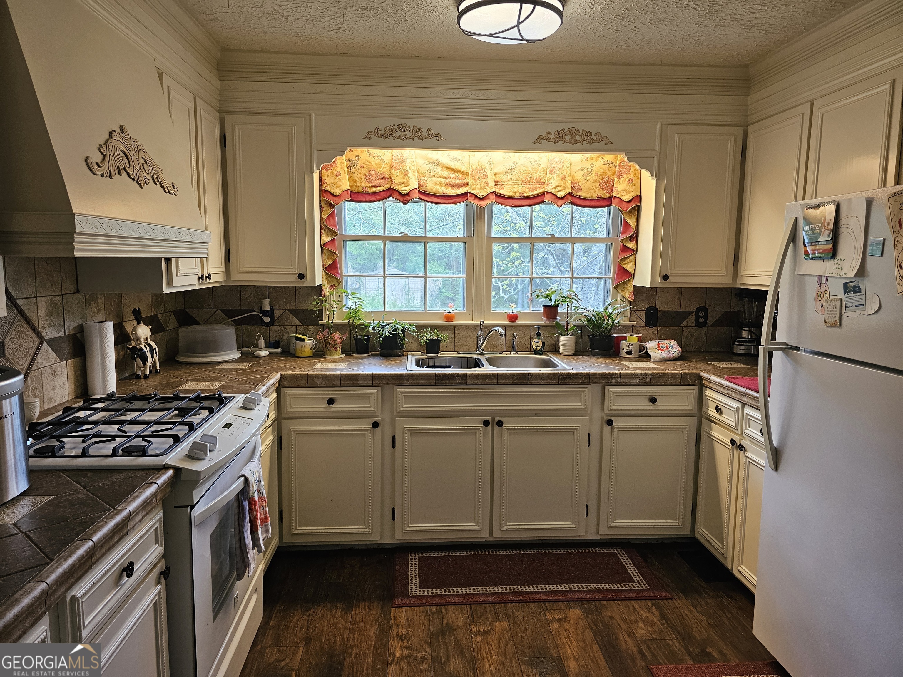 613 Old Macon Road Dublin, GA 31021 - Photo 6 of 17 a kitchen with stainless steel appliances a stove a sink and a microwave